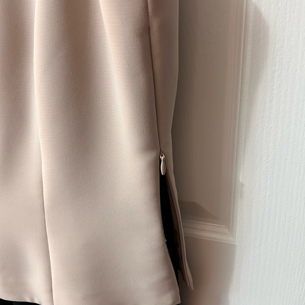 TAHARI women’s three piece suit in beige and black. - Picture 7 of 14